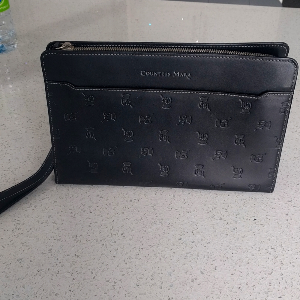 Beautiful wristlet purse by Countess Mara